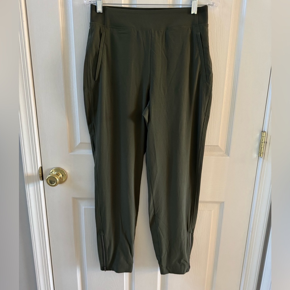 NWOT Athleta Green Joggers - size 4